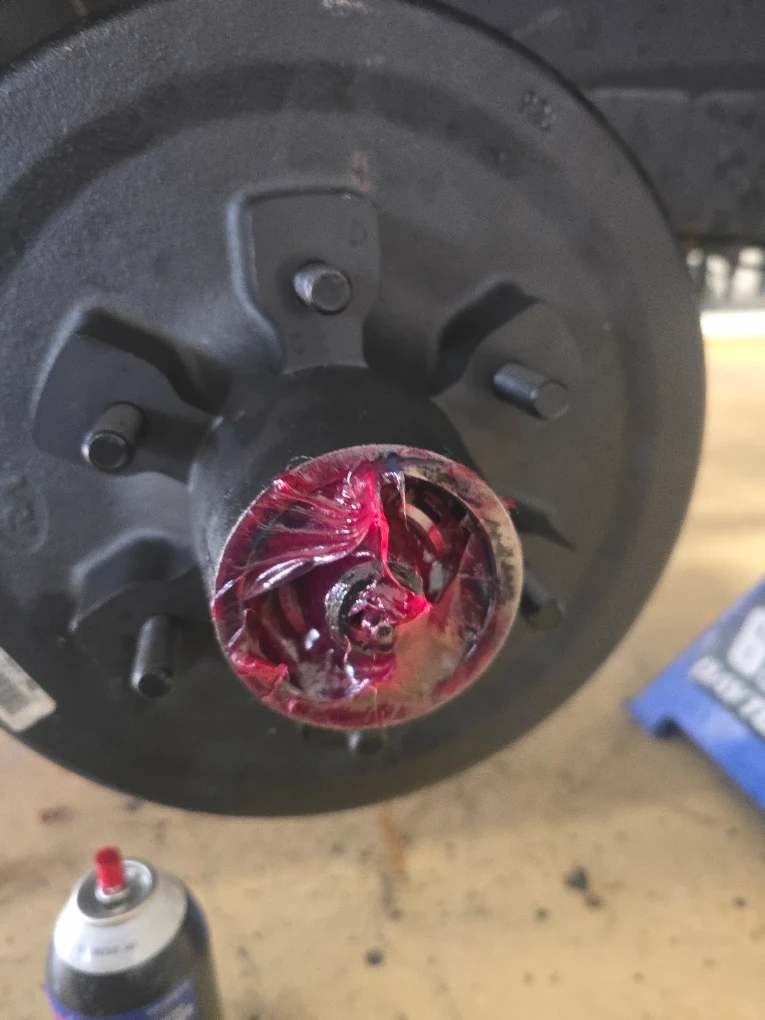 Wheel hub with bearing grease during repair